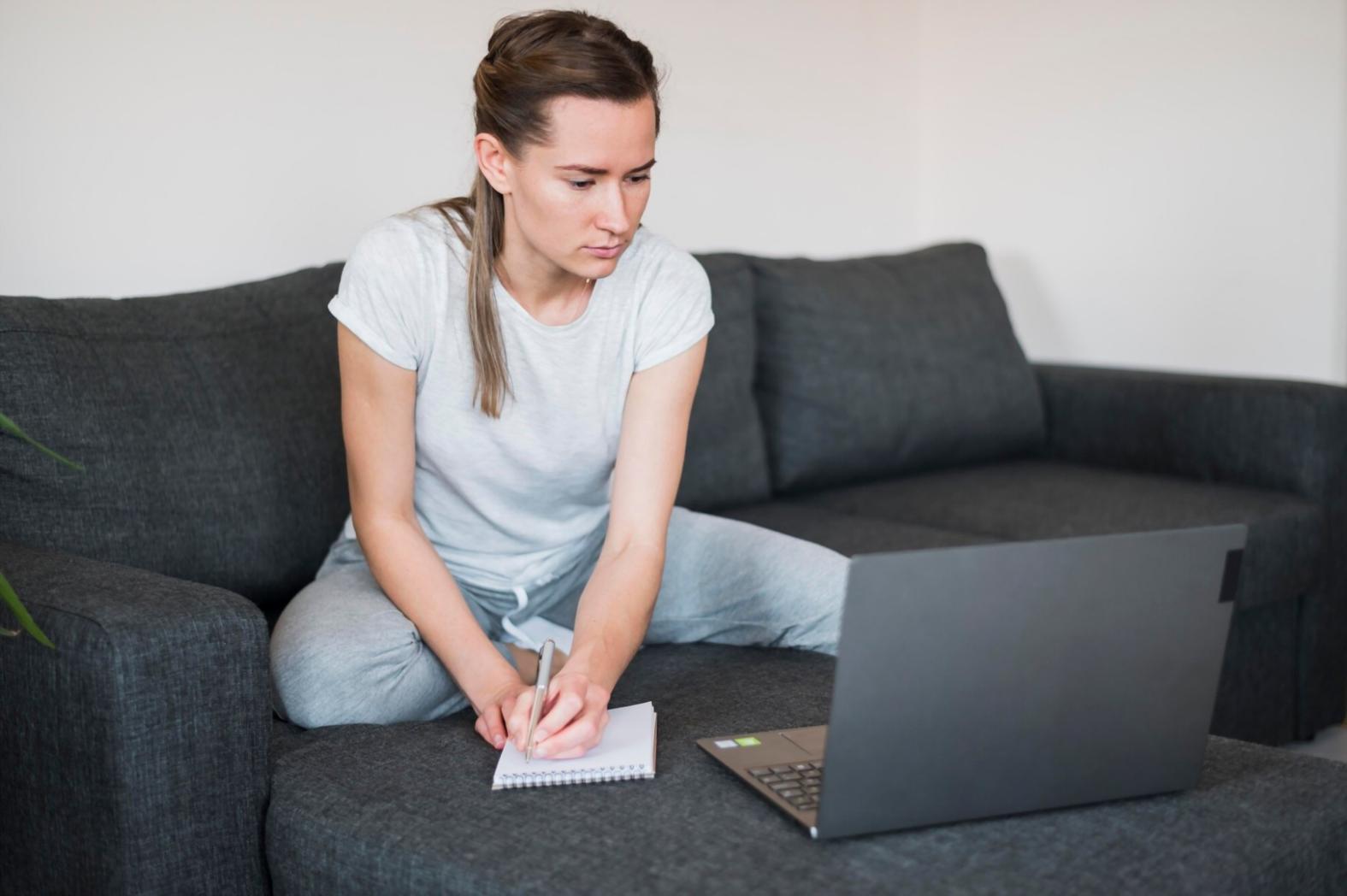 Finanzdokumente und Geschäftsunterlagen auf modernem Schreibtisch