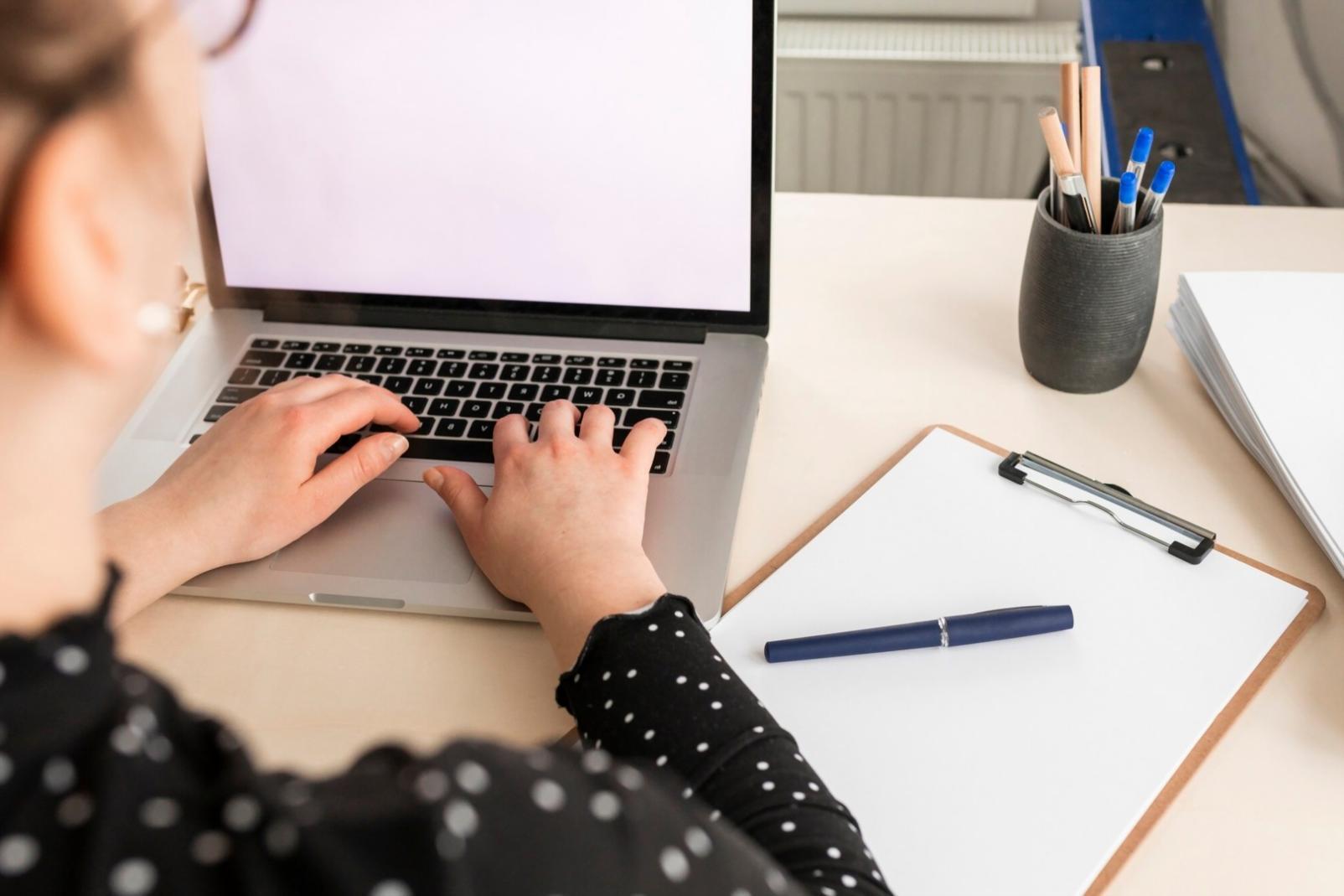 Gemeinsames Arbeiten in inspirierender Lernumgebung mit fokussierten Teilnehmern